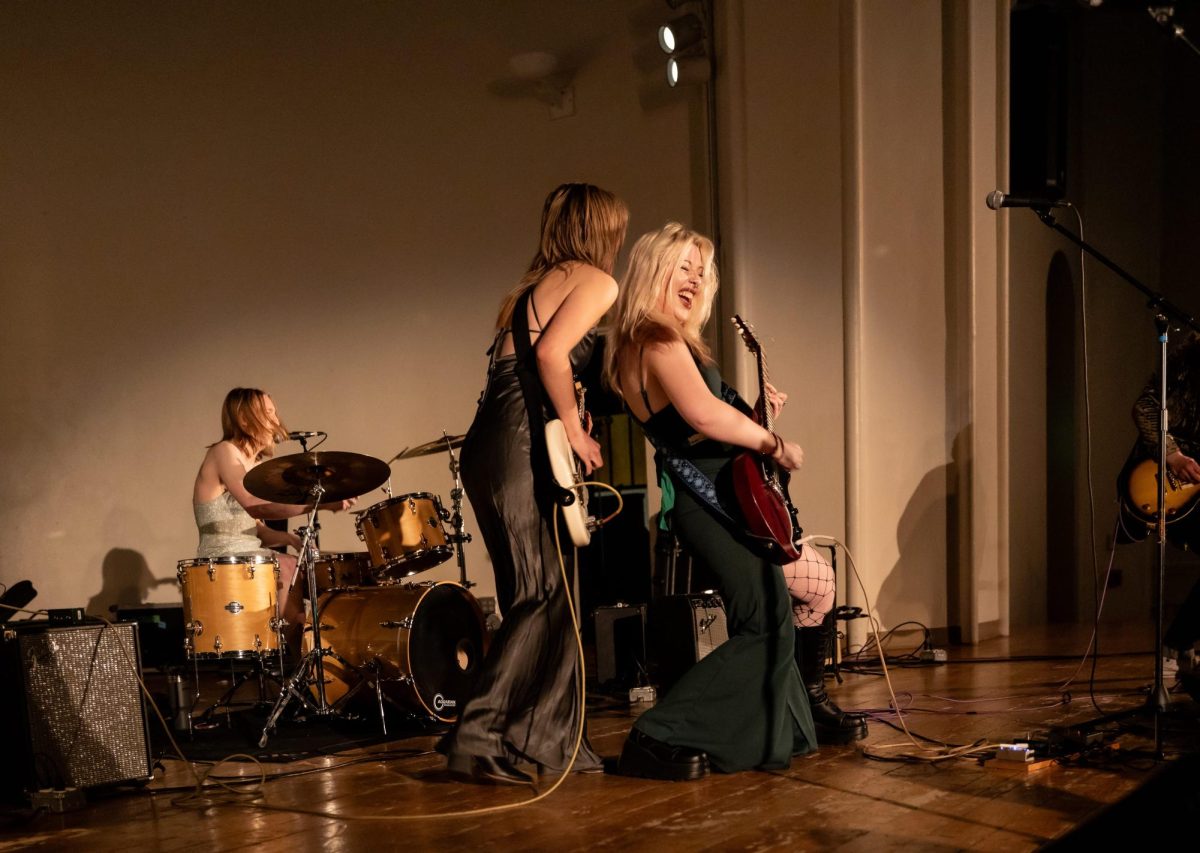 [Photo] Two artists preform on stage.